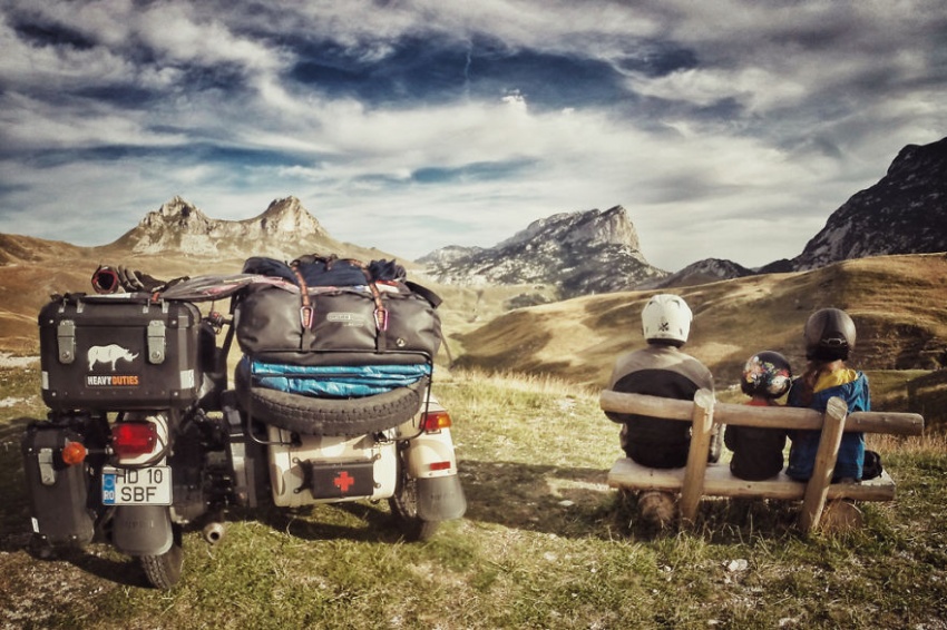 Родители показват Европа на своето дете