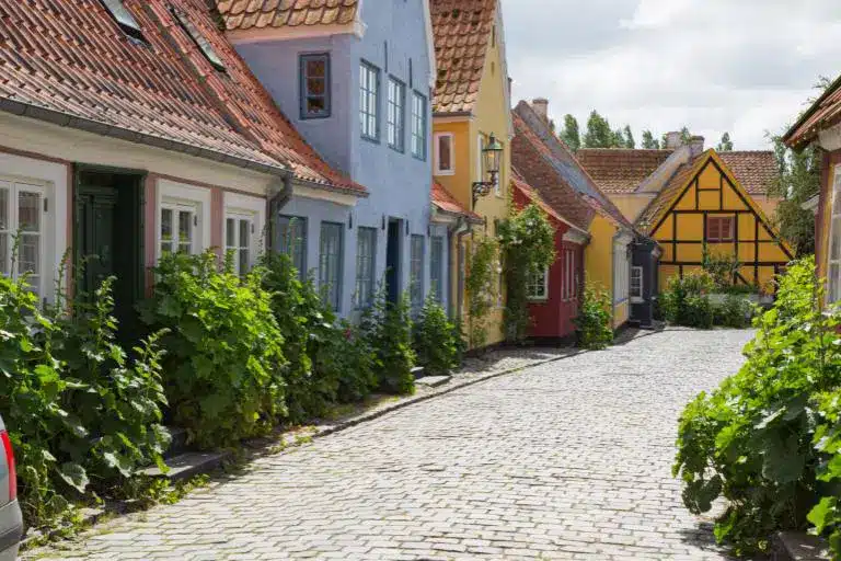 Програми за заселване: Как правителства плащат на хора да се преместят в отдалечени райони