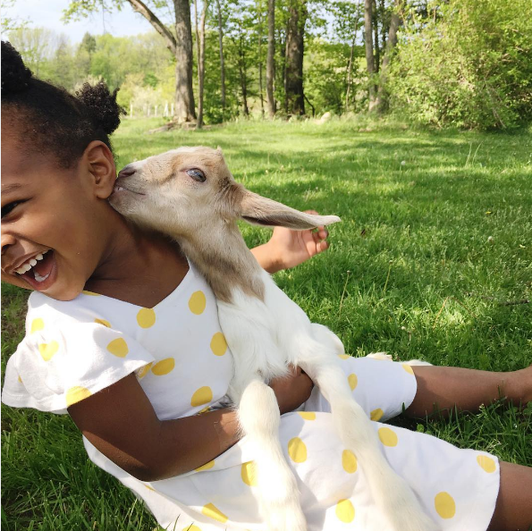 Мама снима децата си с животни и усмихва целия свят